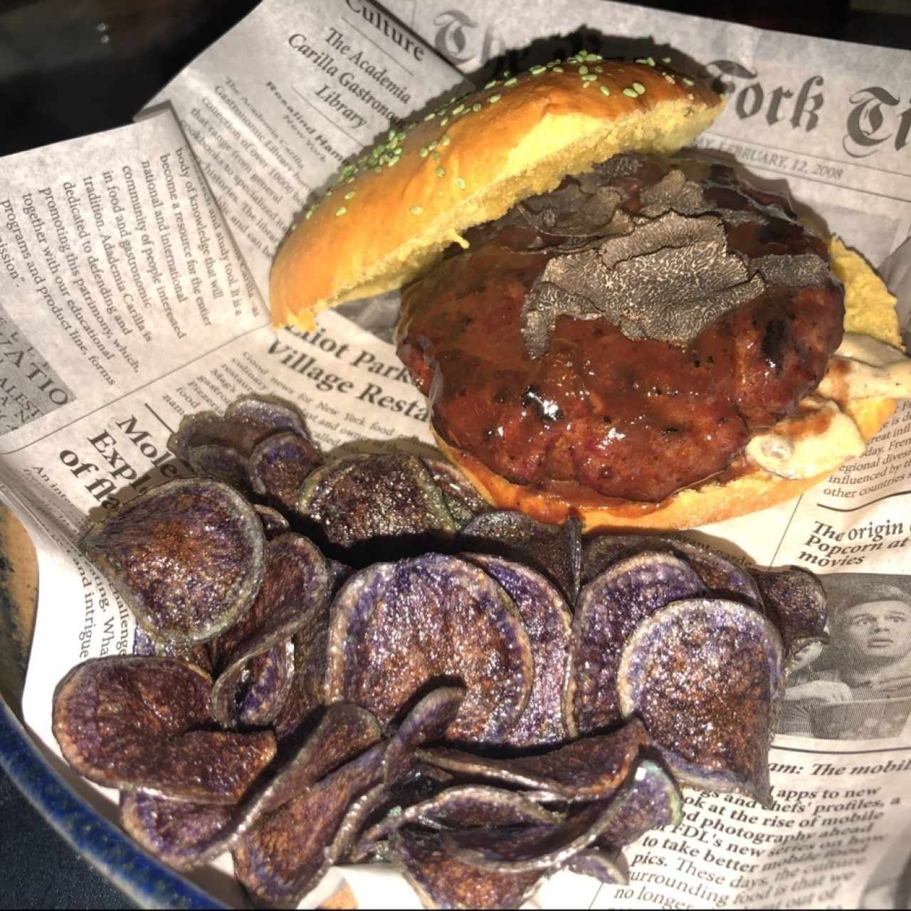 hamburguesa con trufa negra y papa morada