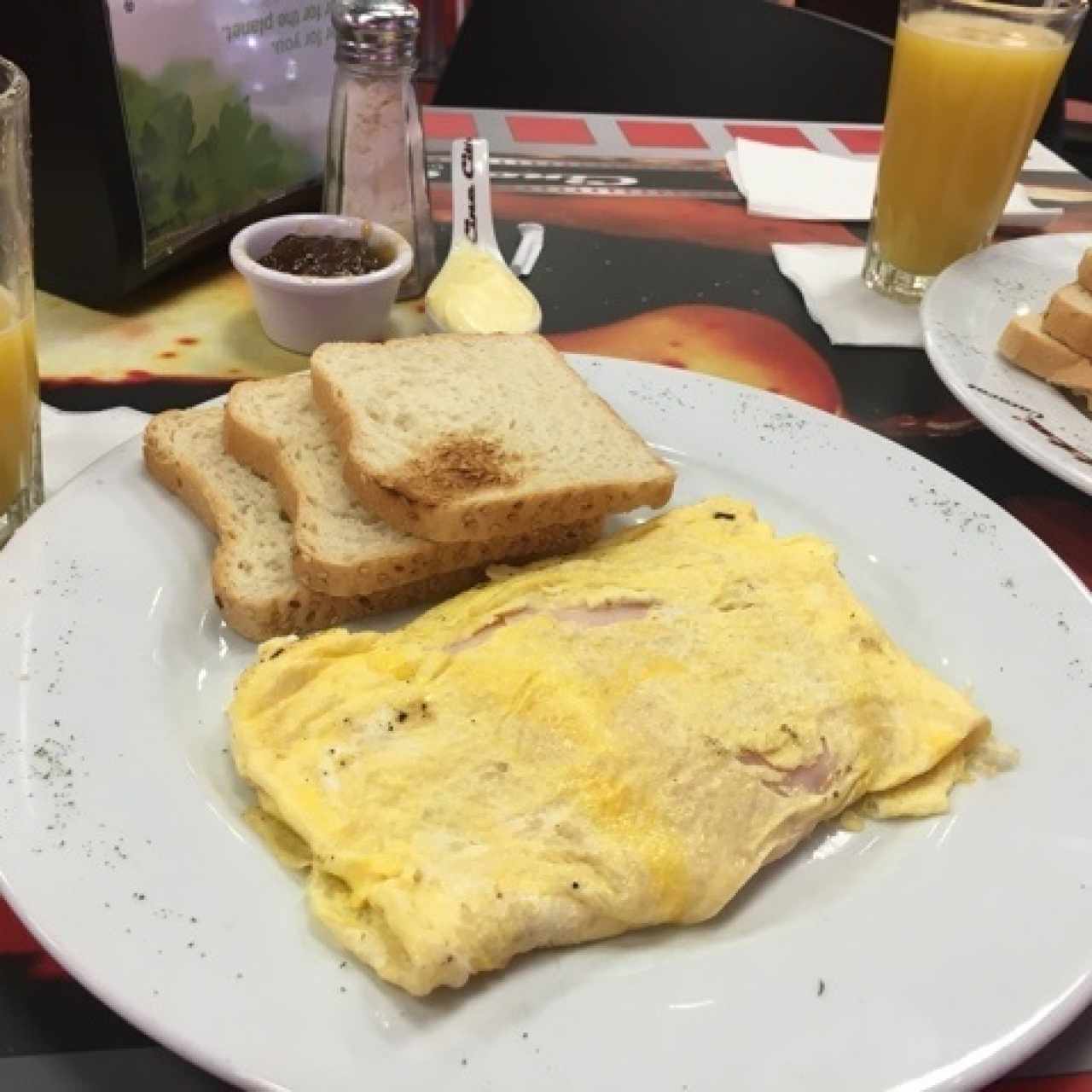 desayuno omelette con jamón y queso