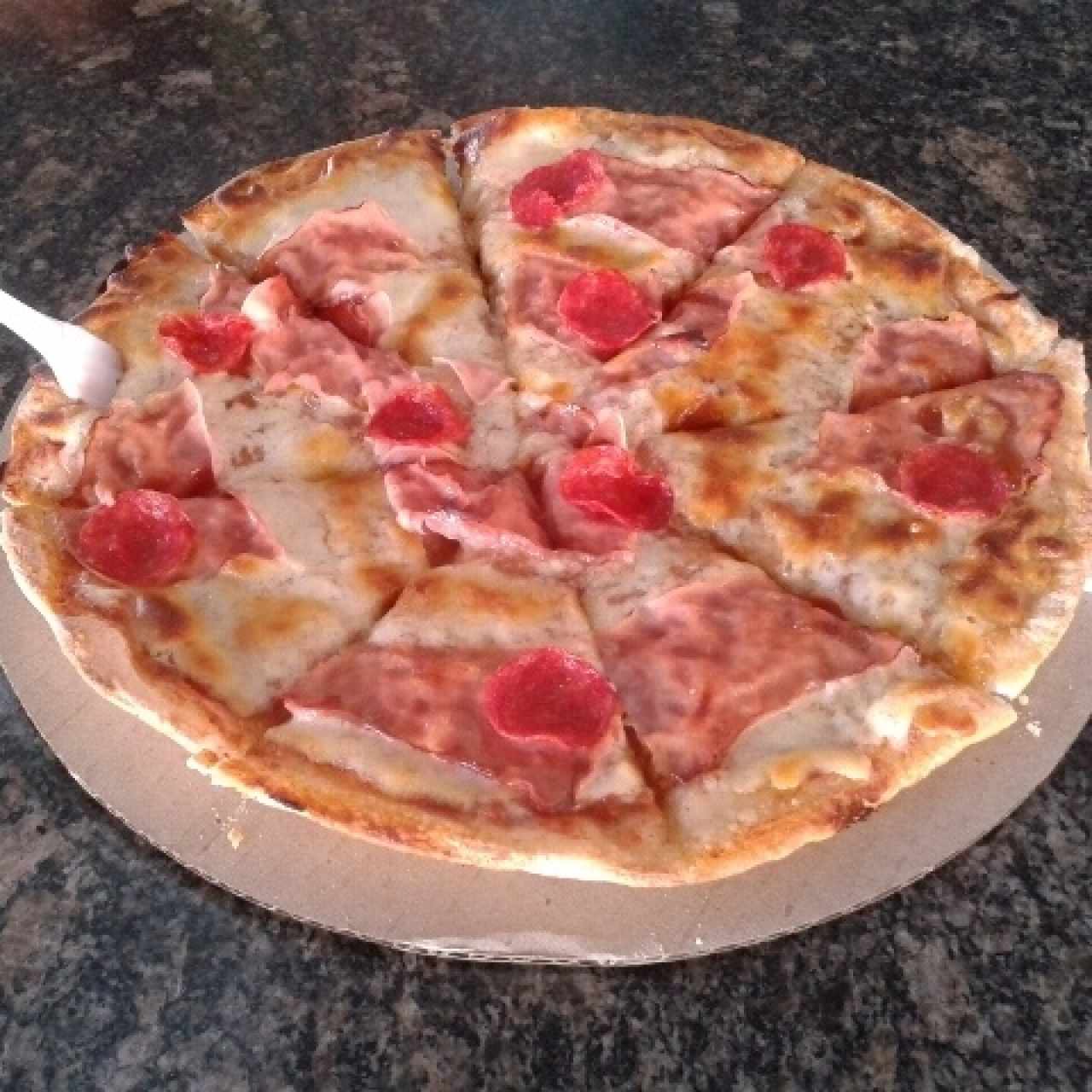 Pizza "familiar" con finas láminas de jamón y pepperoni