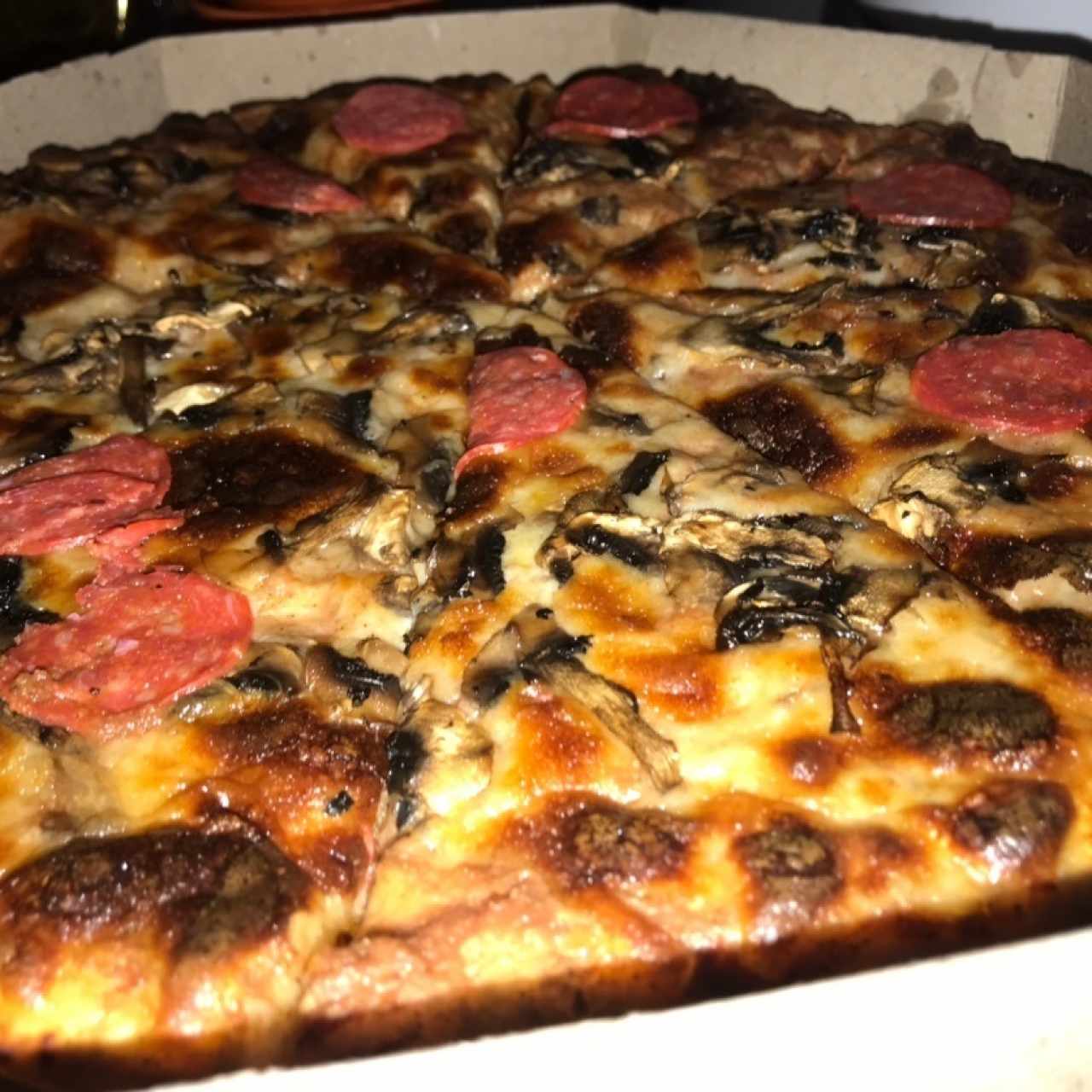 pizza de champiñones y pepperoni