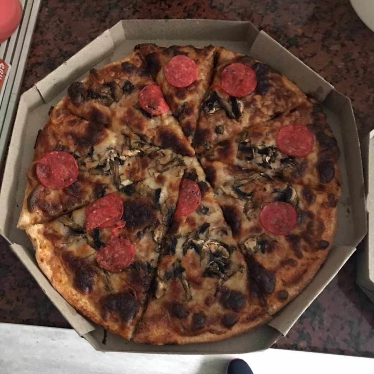 Pizza Familiar de Champiñones y Pepperoni, buena, aunque poco Pepperoni 