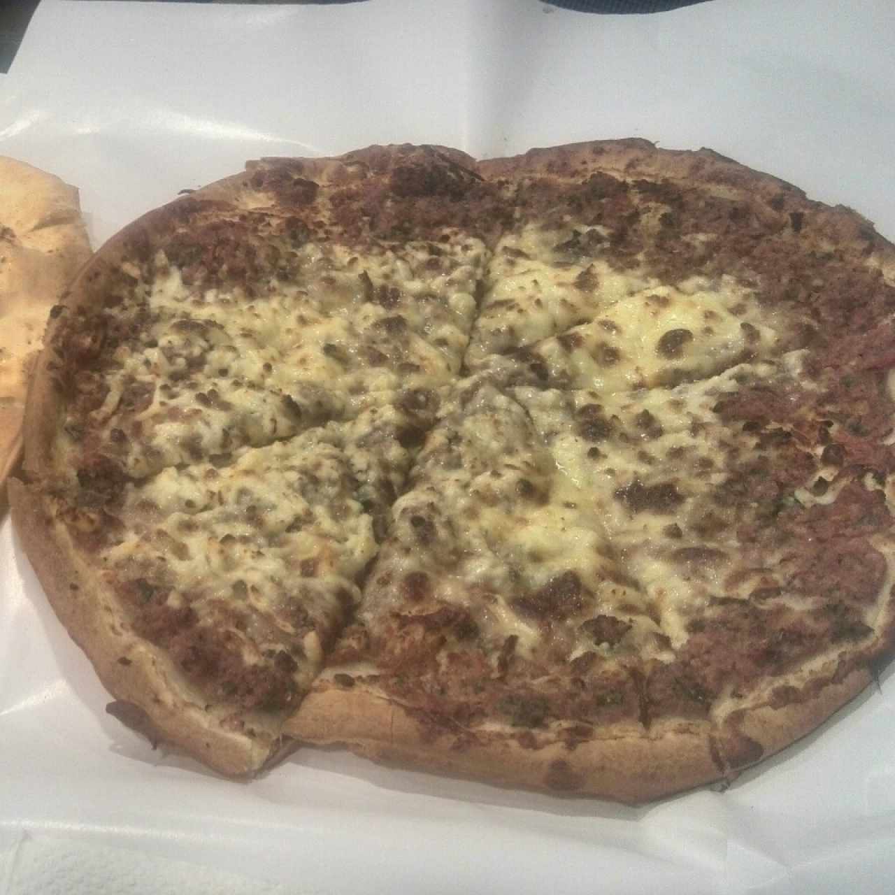 Pizza de carne y queso 
