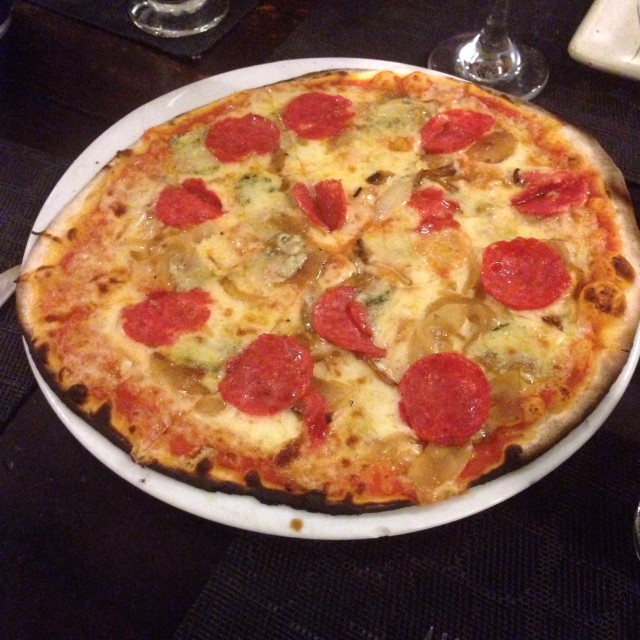 Pizza pepperoni roquefort