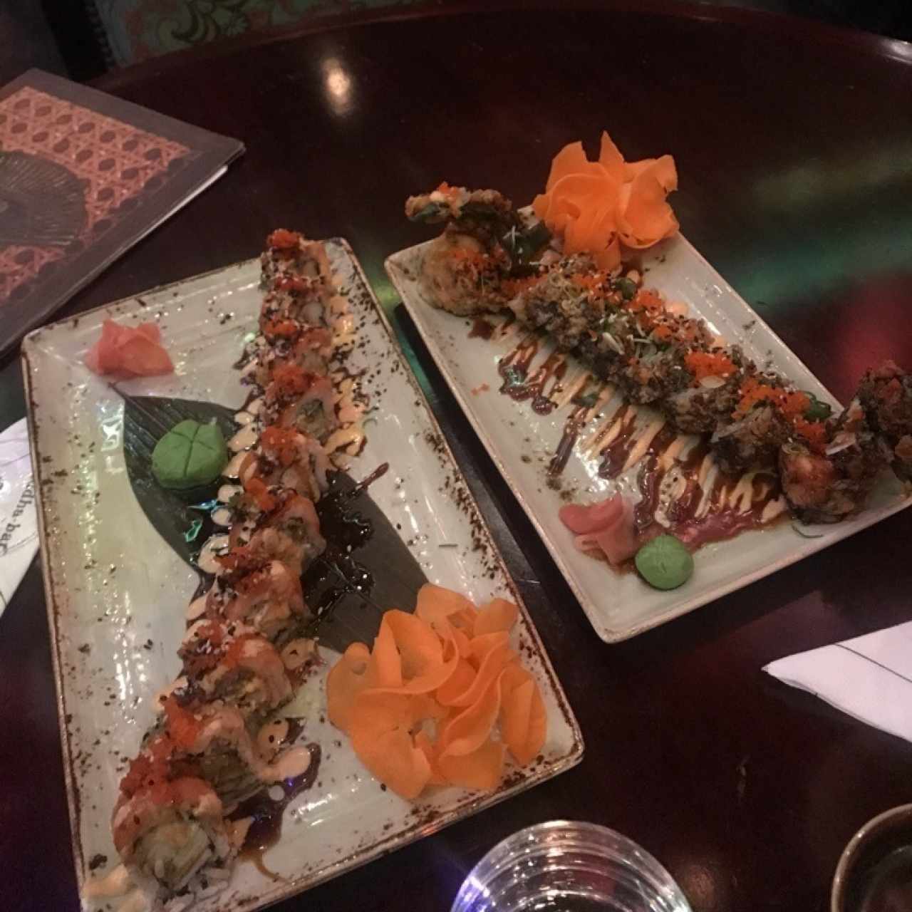 Sushi de salmón y rebosado de mar