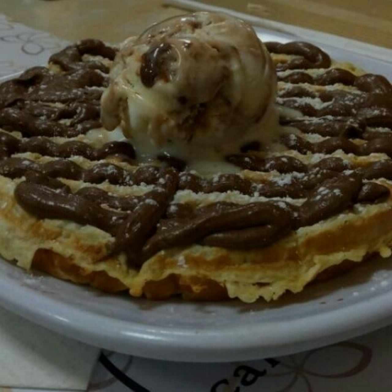 Waffle de chocolate con helado