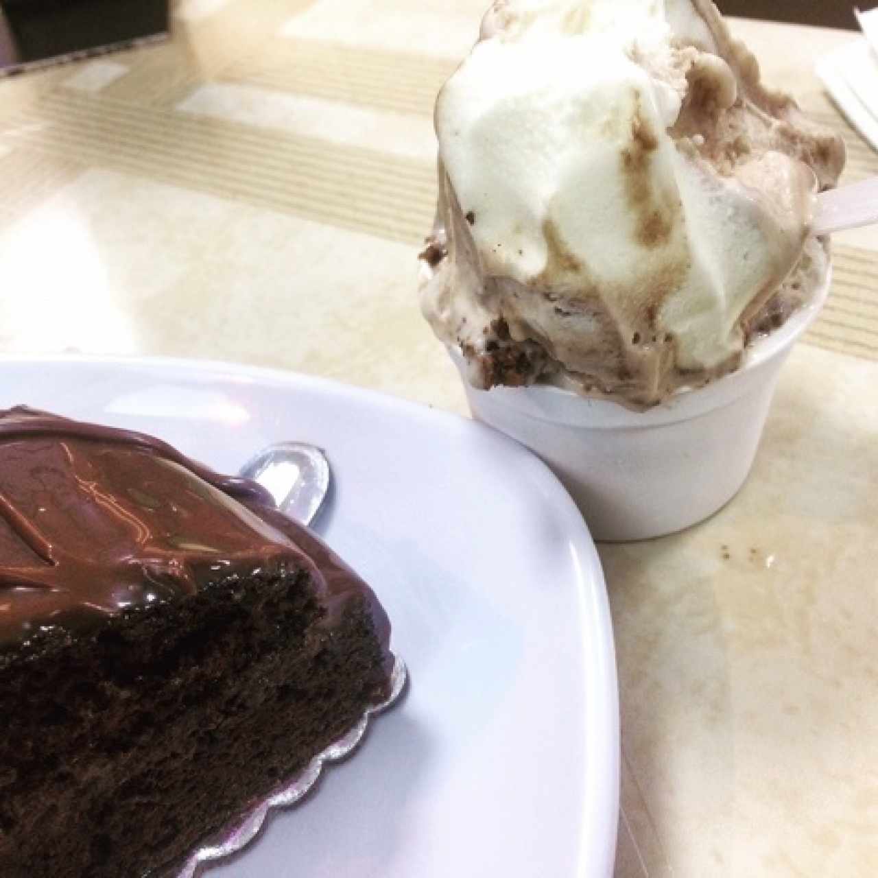 torta de chocolate y helado de dos porciones, coco con nutella y brownie 