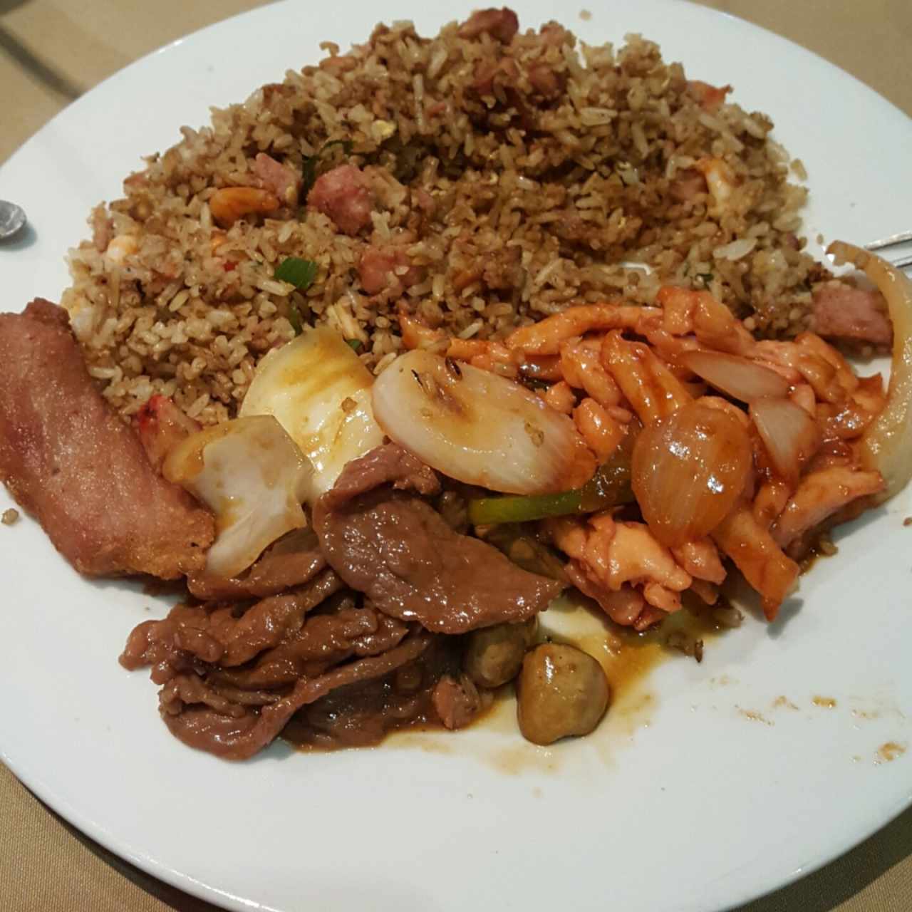 arroz, carne con cebollin, pollo szechuan