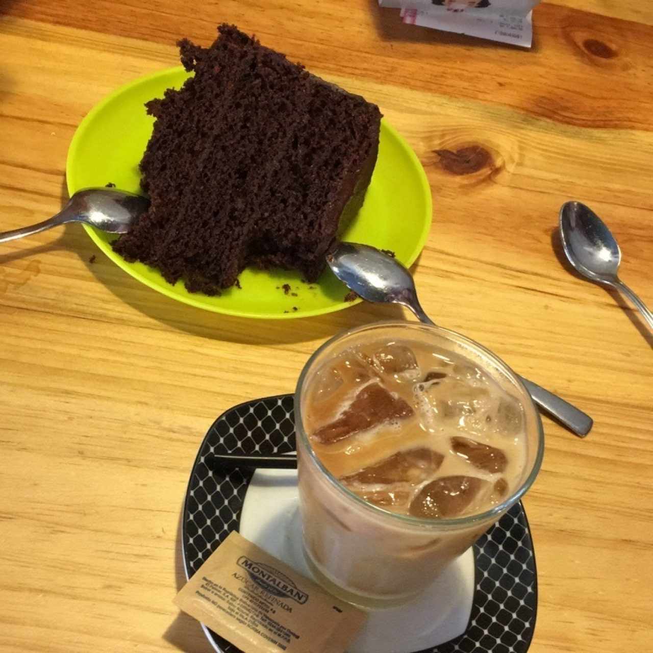 torta de chocolate y ice coffe