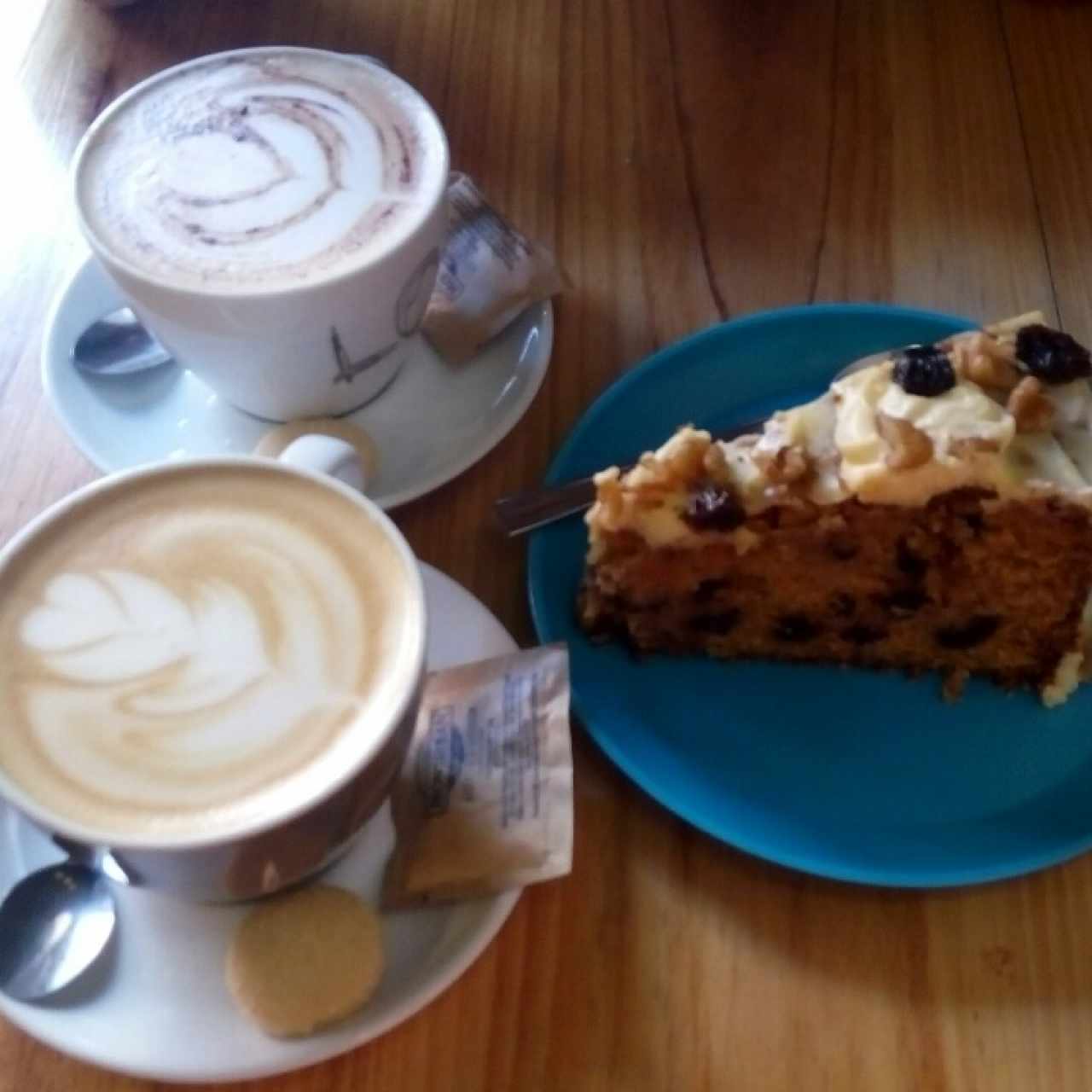 Torta de Zanahoria con Café Moka y Café Latte