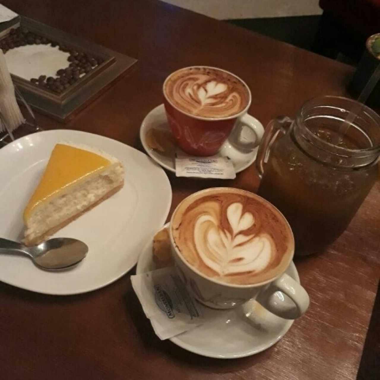 cafés, cheesecake y papelón con limón