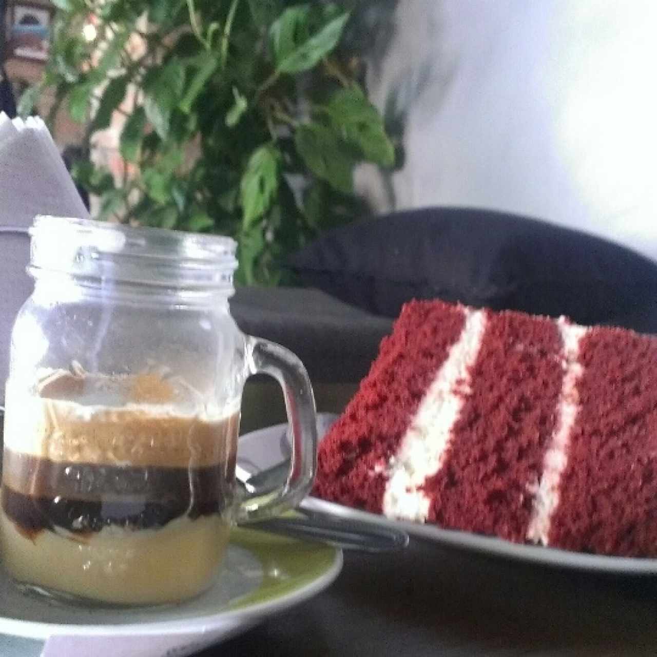 café bombón y torta red velvet