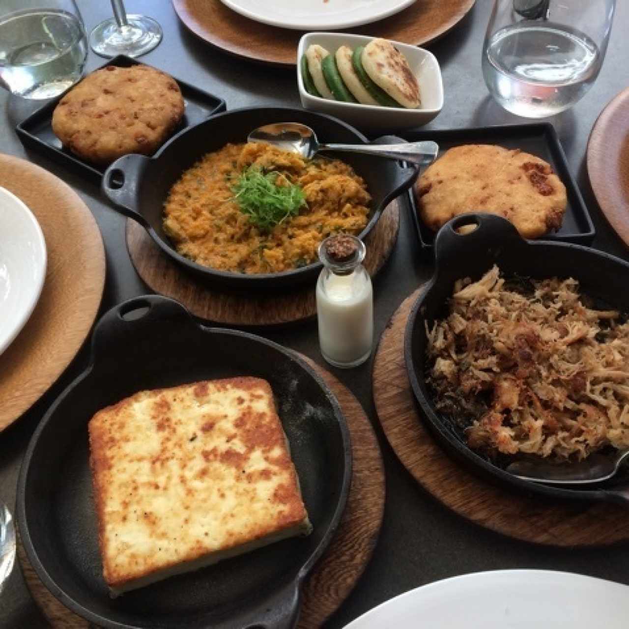 Arepas mixtas y de chicharrón, cazón, cochino, queso paisa y suero de leche
