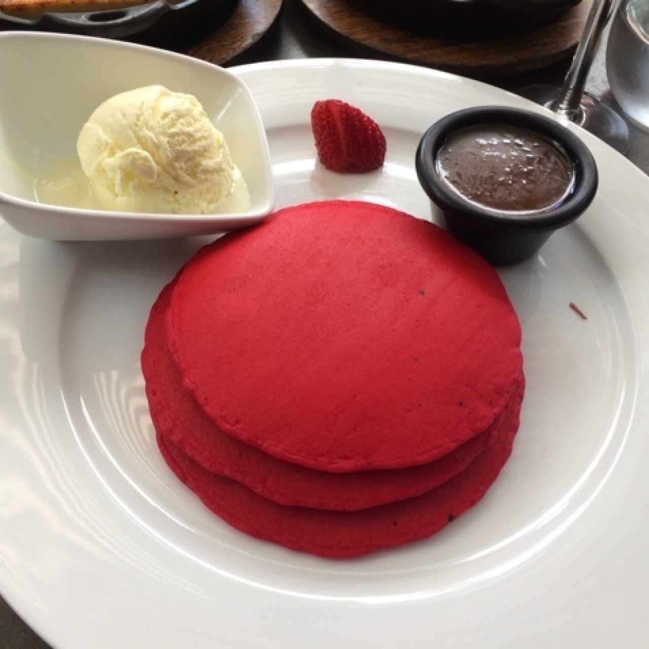 Panquecas red velvet con sirop de mantequilla salada y helado mantecado