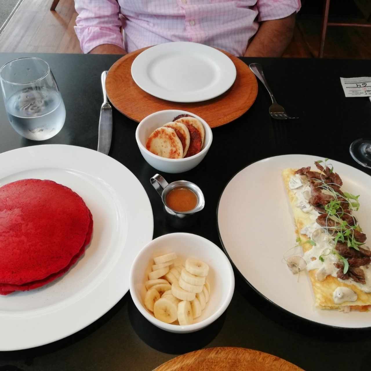 Panquecas Red Velvet y Omelet con queso, limitó y champiñones