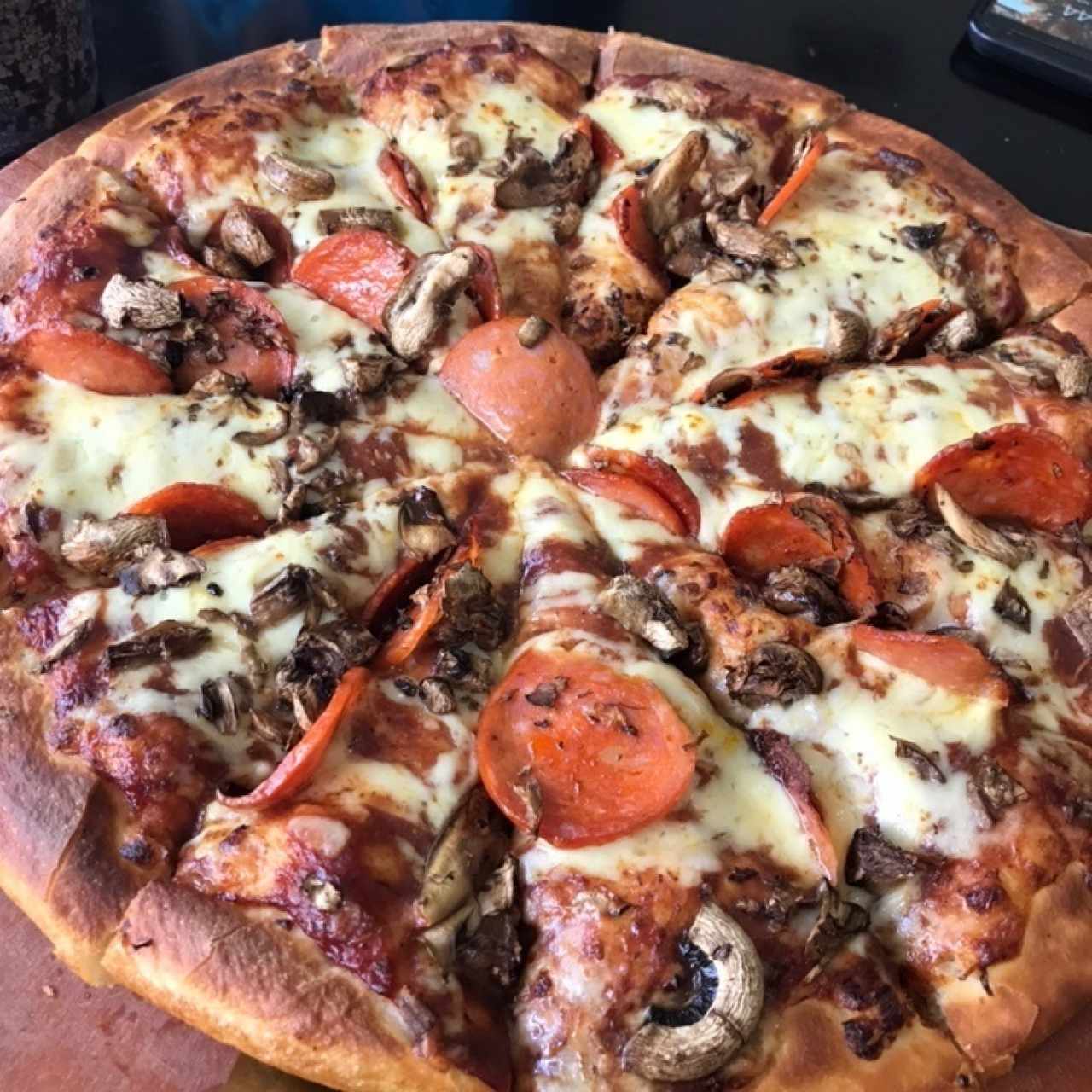 pizza masa gorda con champiñones  y peperoni 