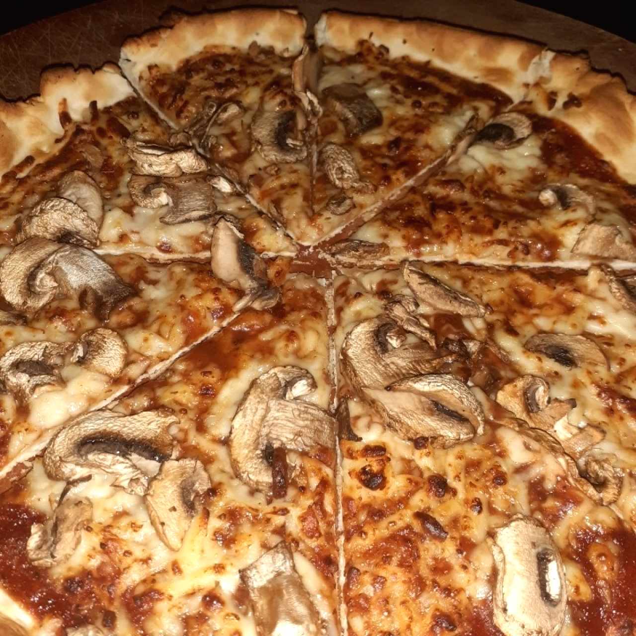 Pizza de 9" con masa delgada y extra de champiñones