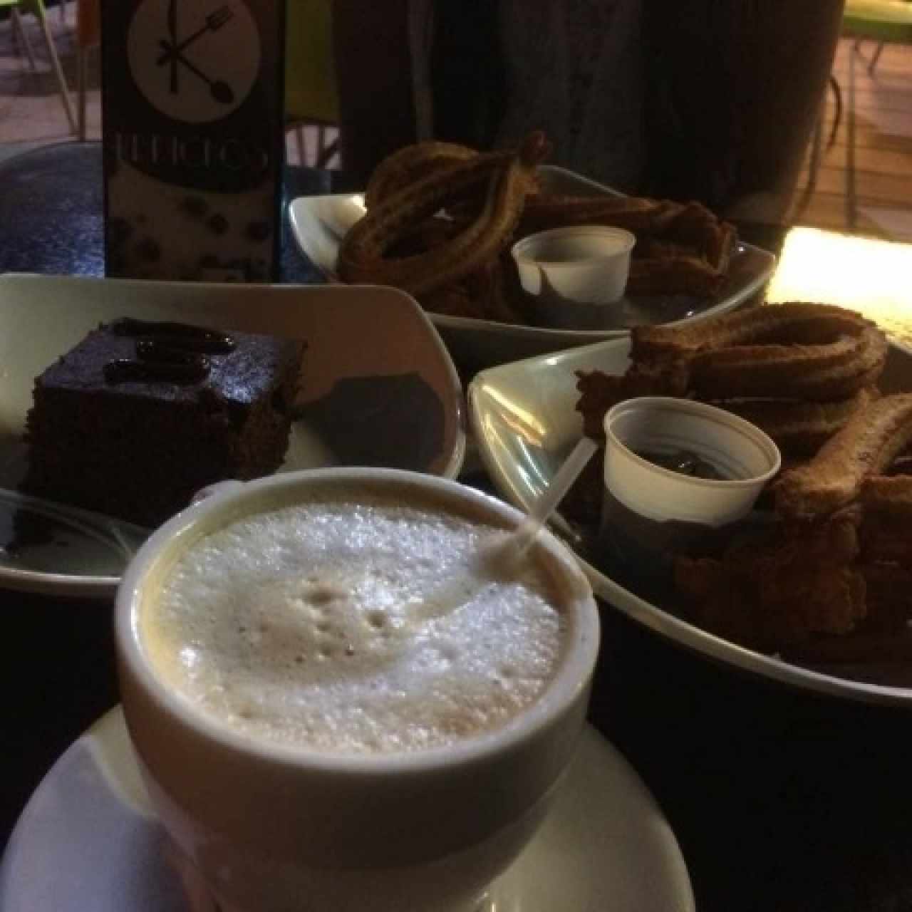 churros de 6 en 100, brownie con chocolate 70, café grande 80! Todo divino como siempre