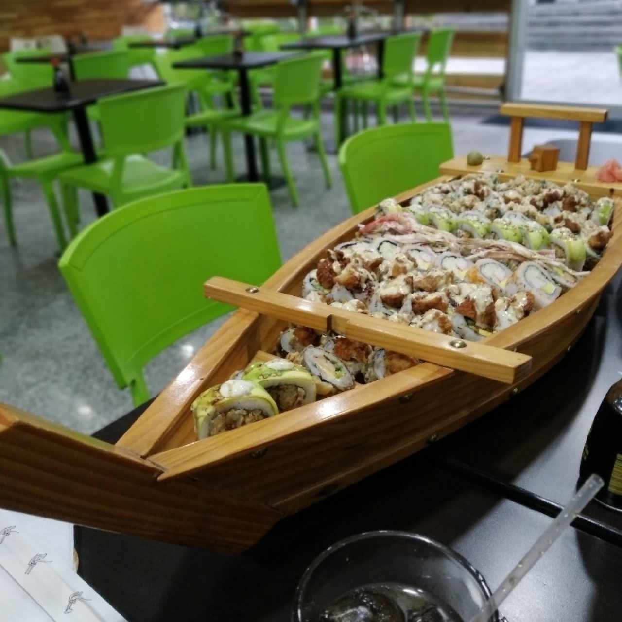 Barco de sushi de 60 piezas
