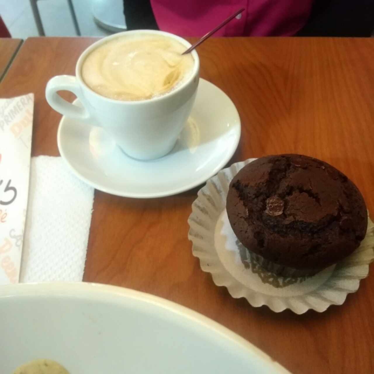 Café y cupcake de chocolate