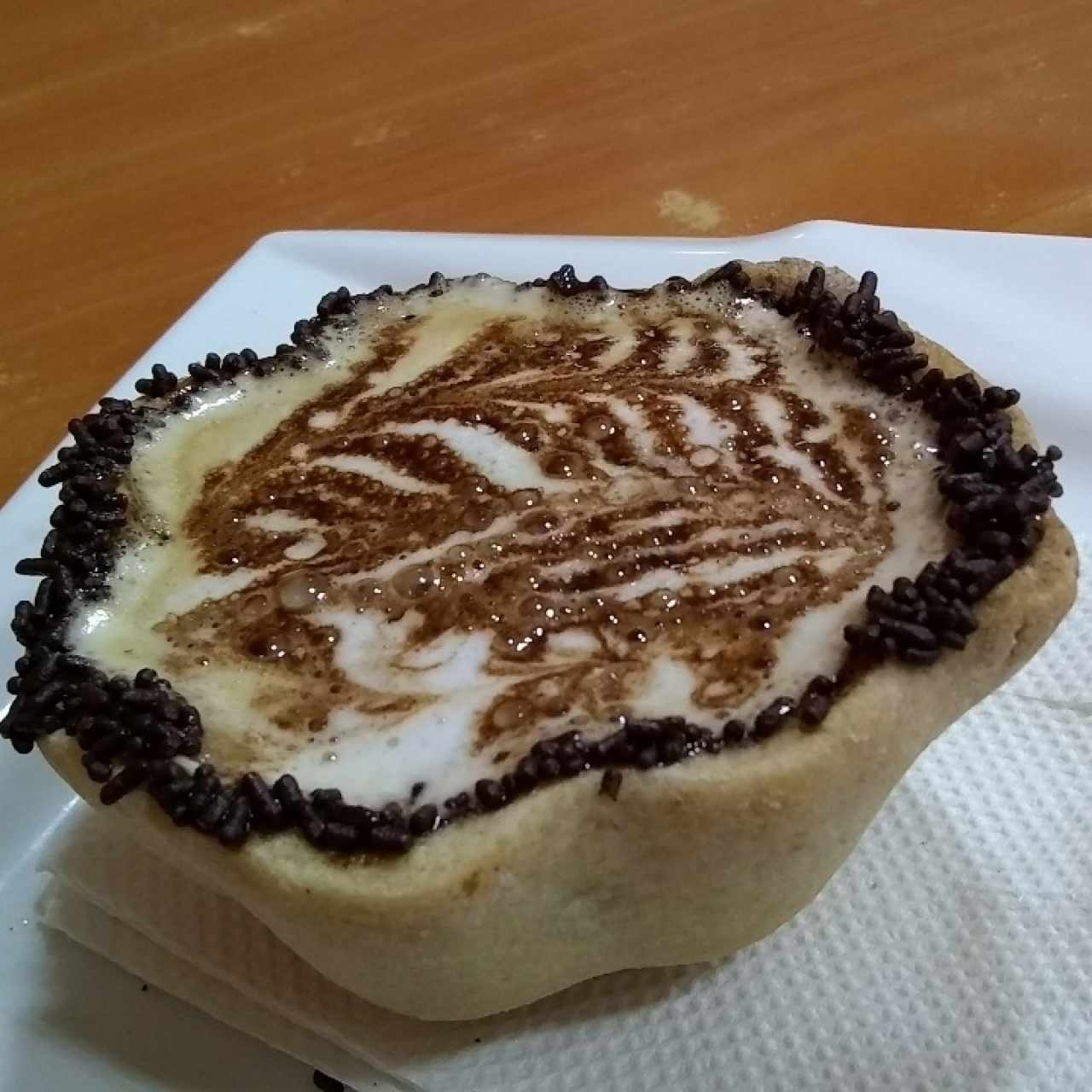 cafe arte paris, un rico cafe con leche servido en una taza hecha de galleta