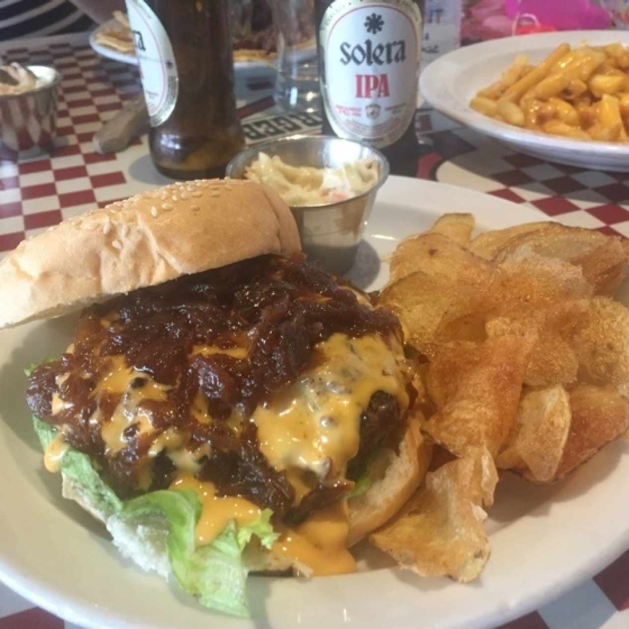 Hambuguesa Humbolt 200 grs y al fondo plato de Cheese Fries.