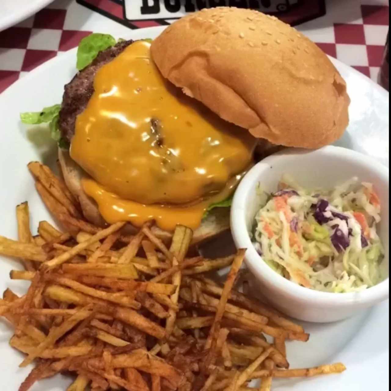 Cheeseburger, Stick Fries y ensalada.