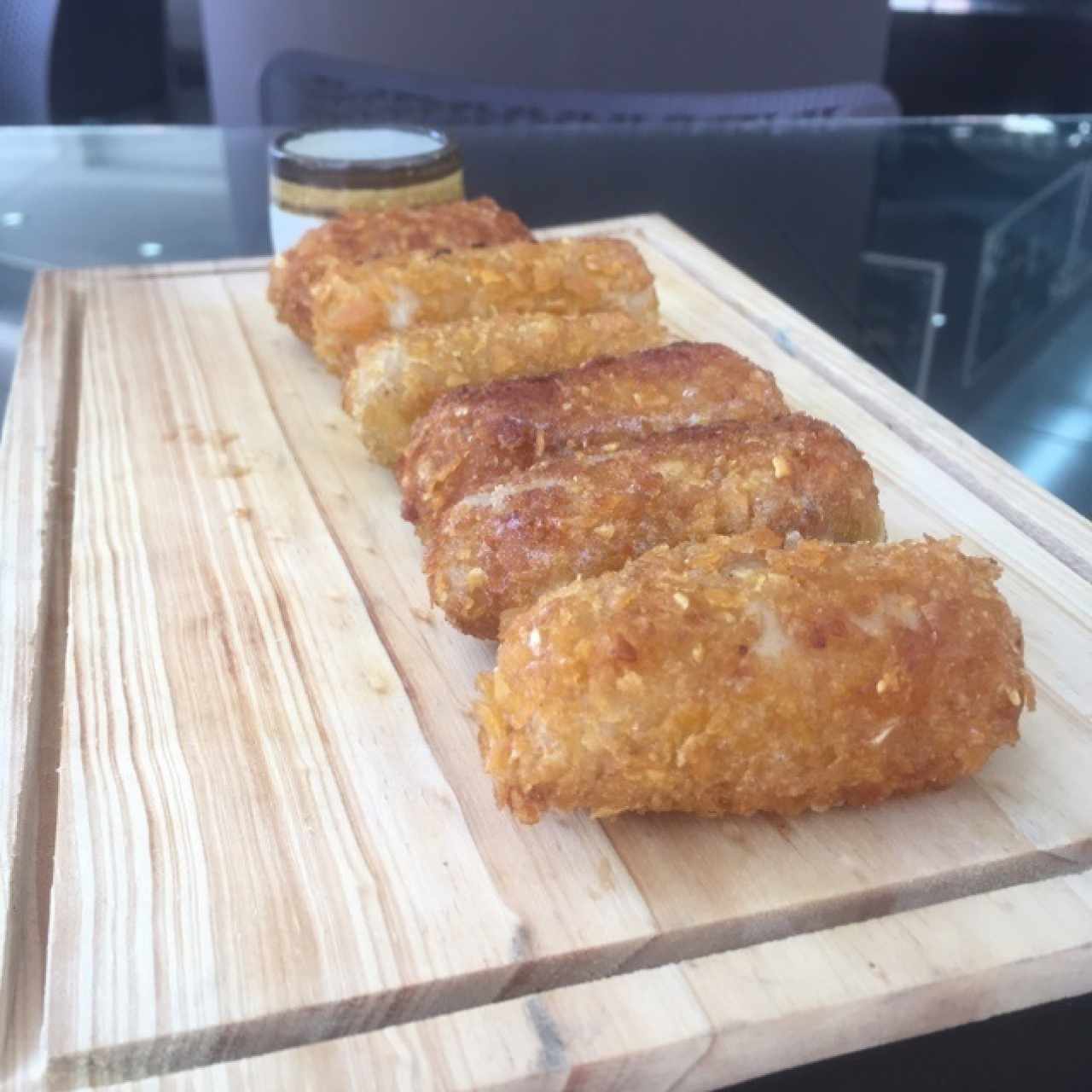 Crispy Cheese Sticks con salsa de parchita