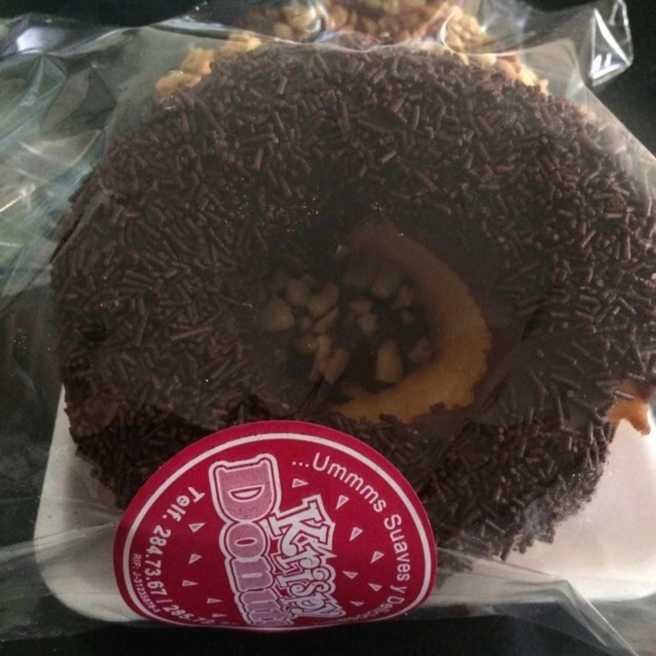 Donuts grande de chocolate con lluvia de chocolate