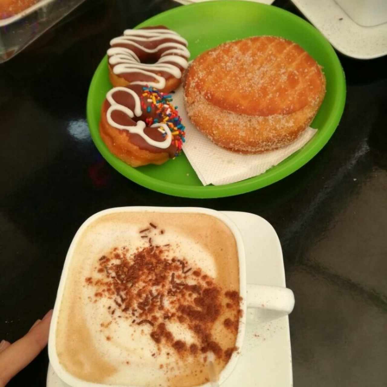cafe guayoyo claro, mini donuts y bomba de nutella