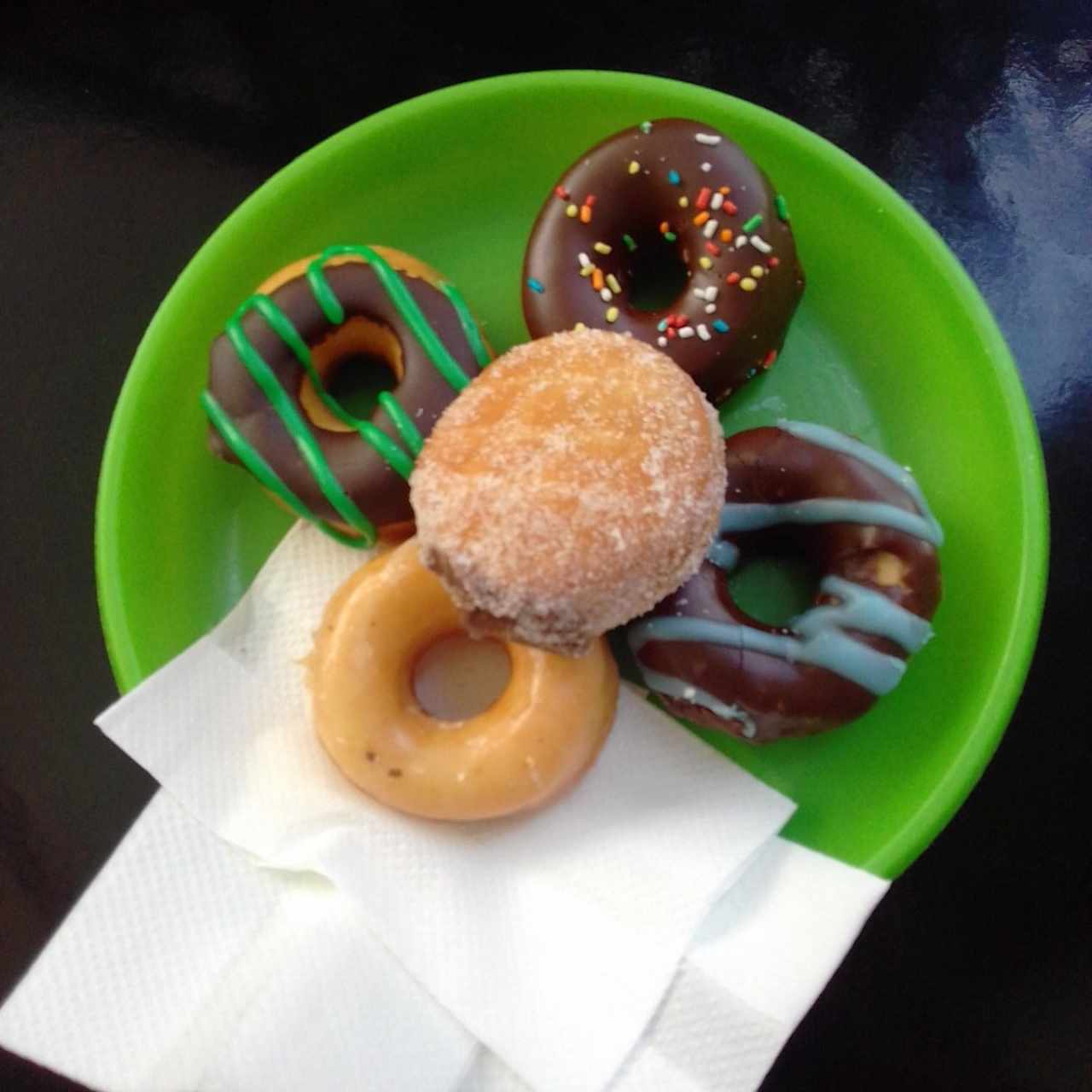 Mini donuts y mini bomba.