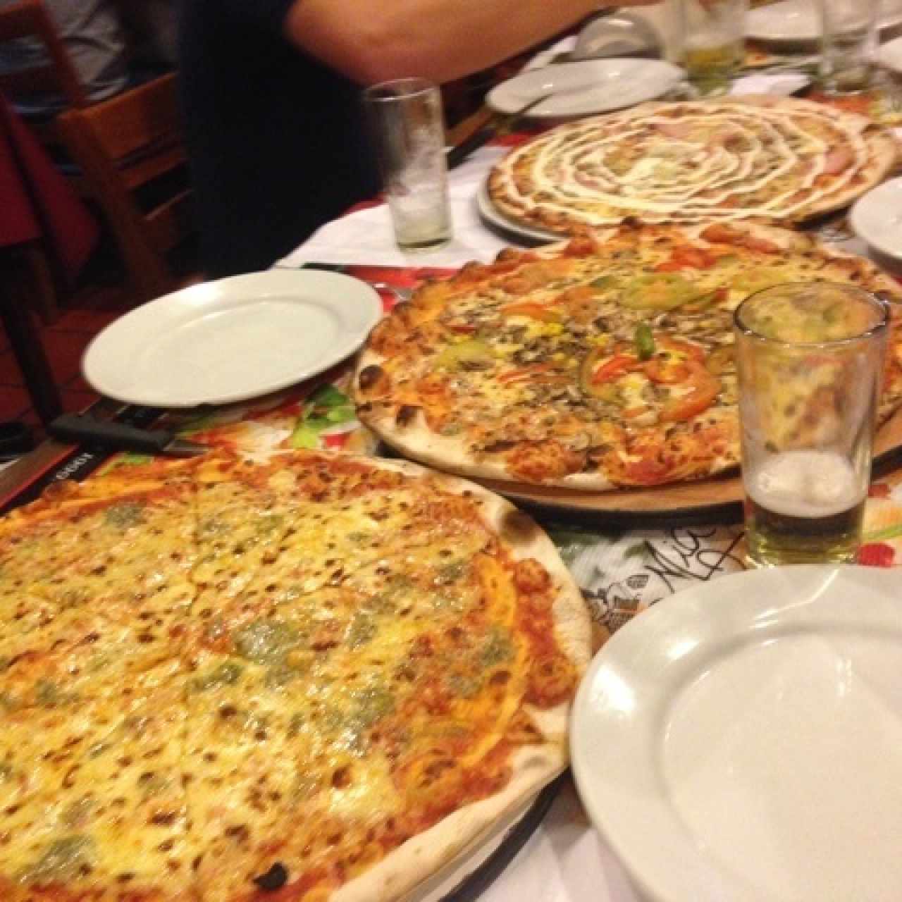 pizza cuatro quesesos, vegetariana