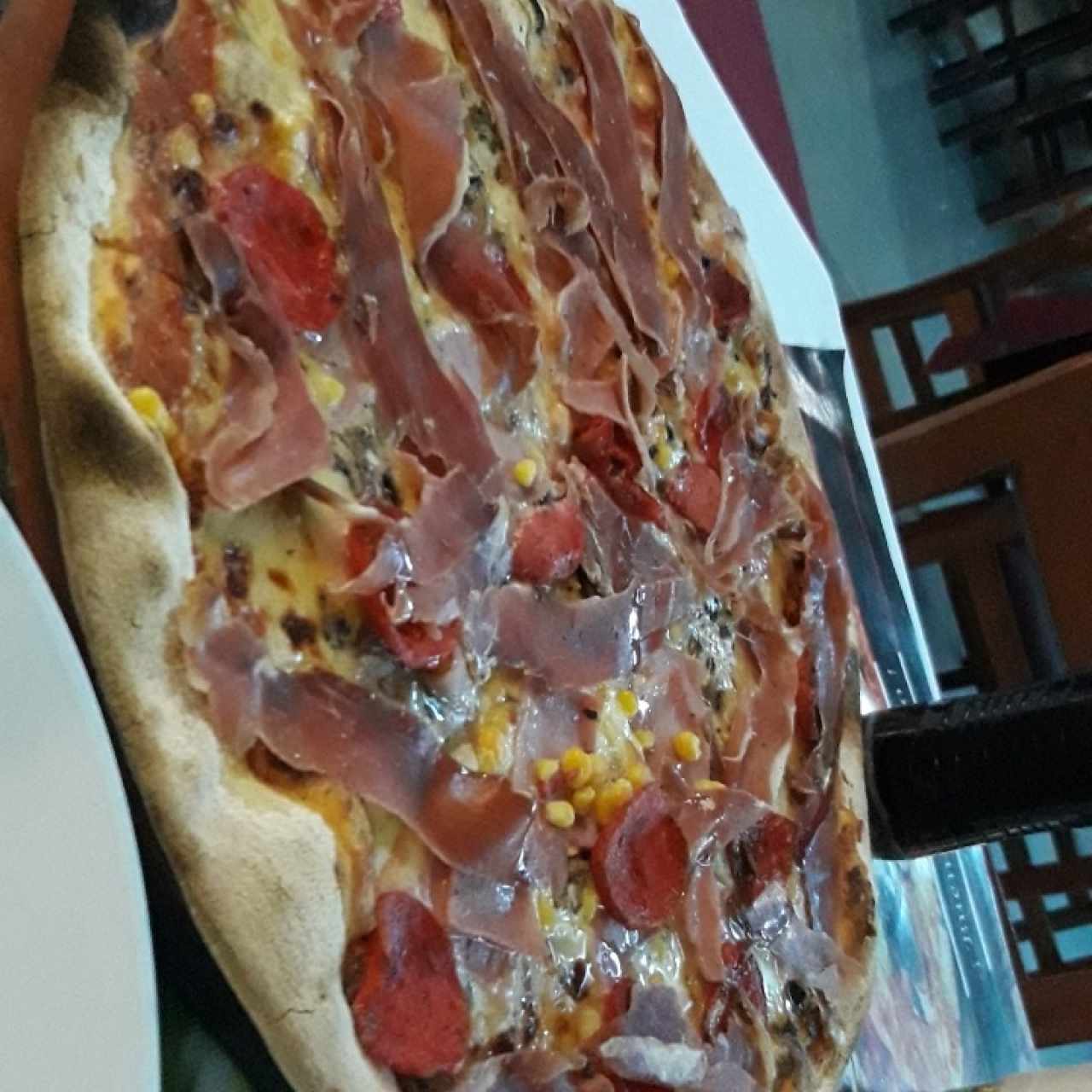 Pizza con extra de Jamón Serrano