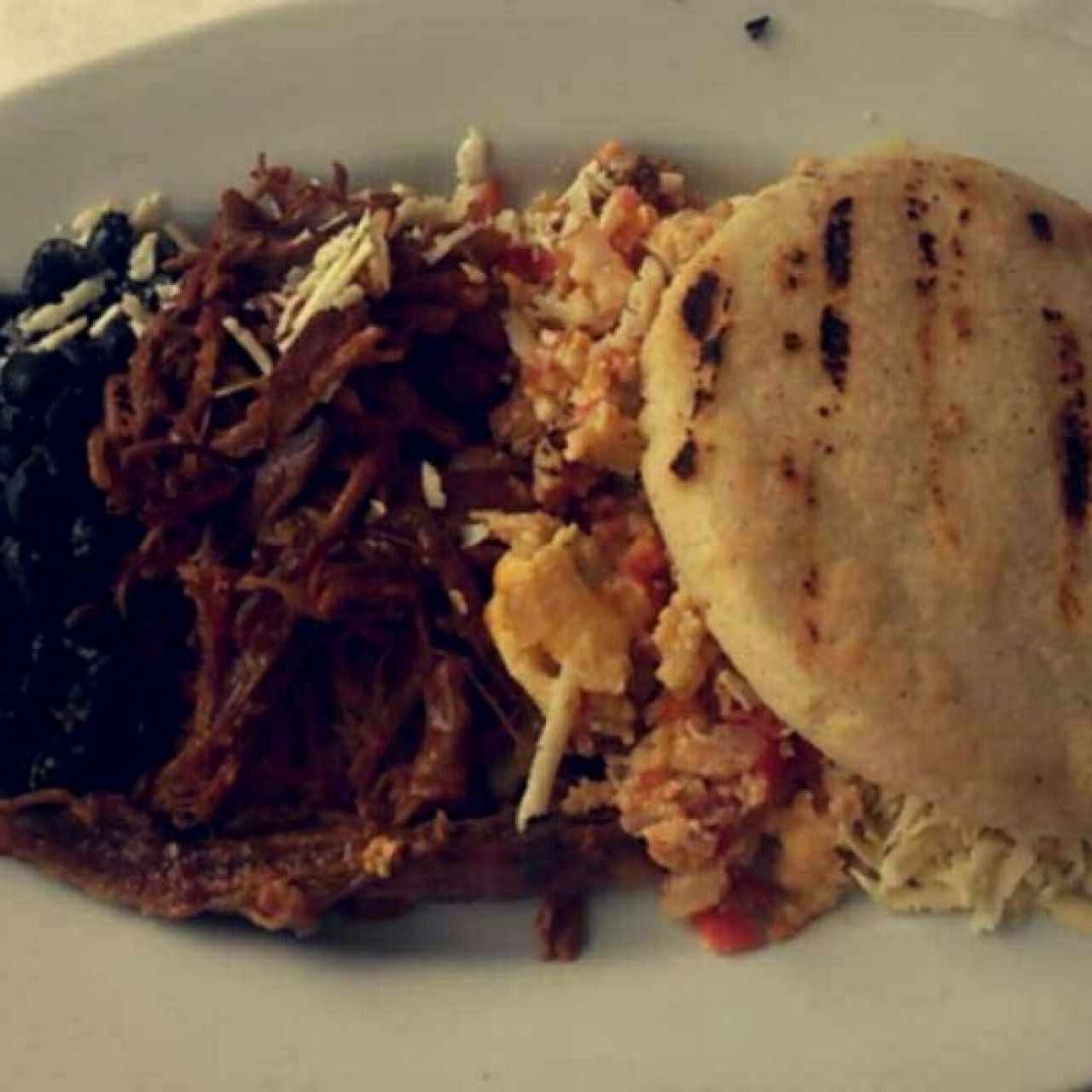 Desayuno Criollo. (Caraota,Carne Mechada, Perico, Queso Rayado)