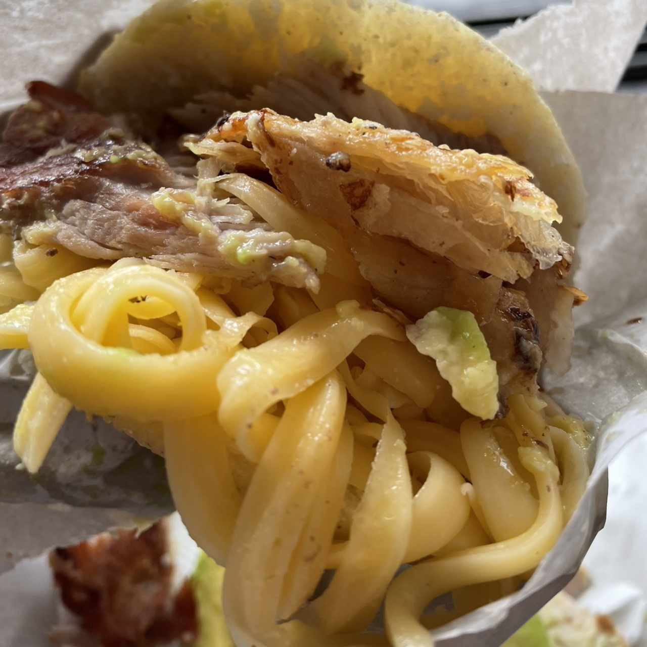 Arepa de pernil com queso amarillo 