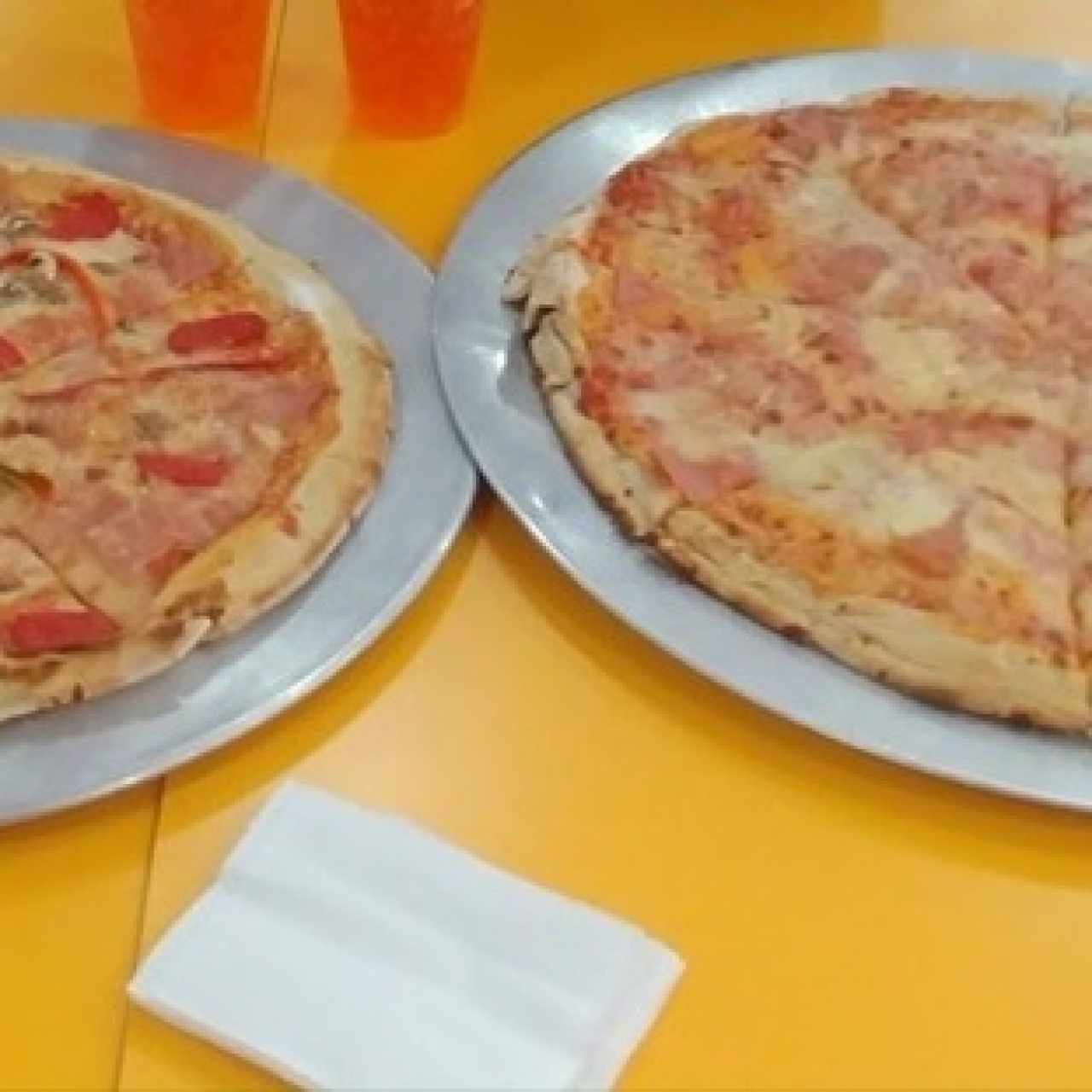 pizza mediana 6 ingredientes y pizza familiar 1 ingrediente