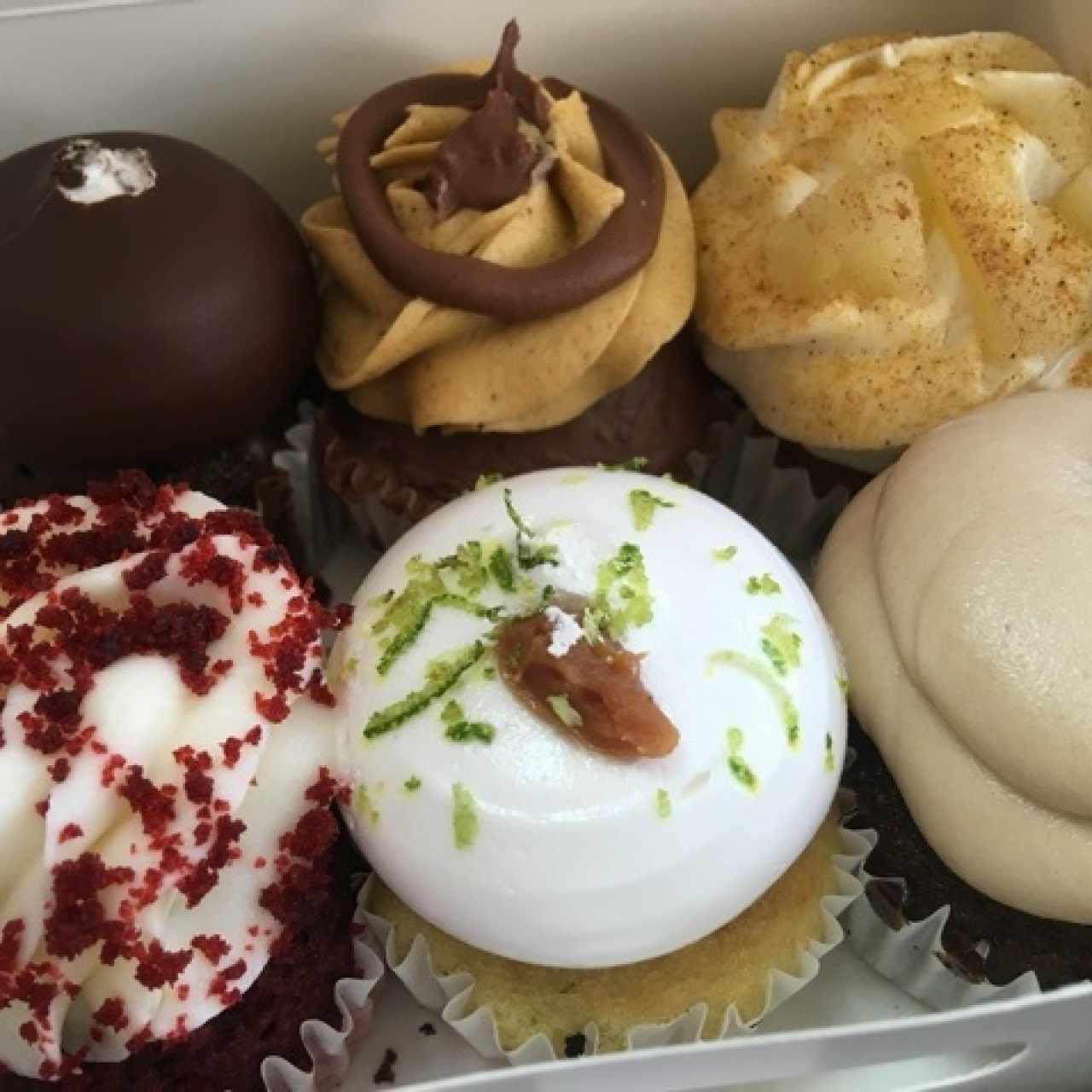 Bombon. Tentacion. Piña y canela. Red velvet. Limon con arequipe. Mokaccino