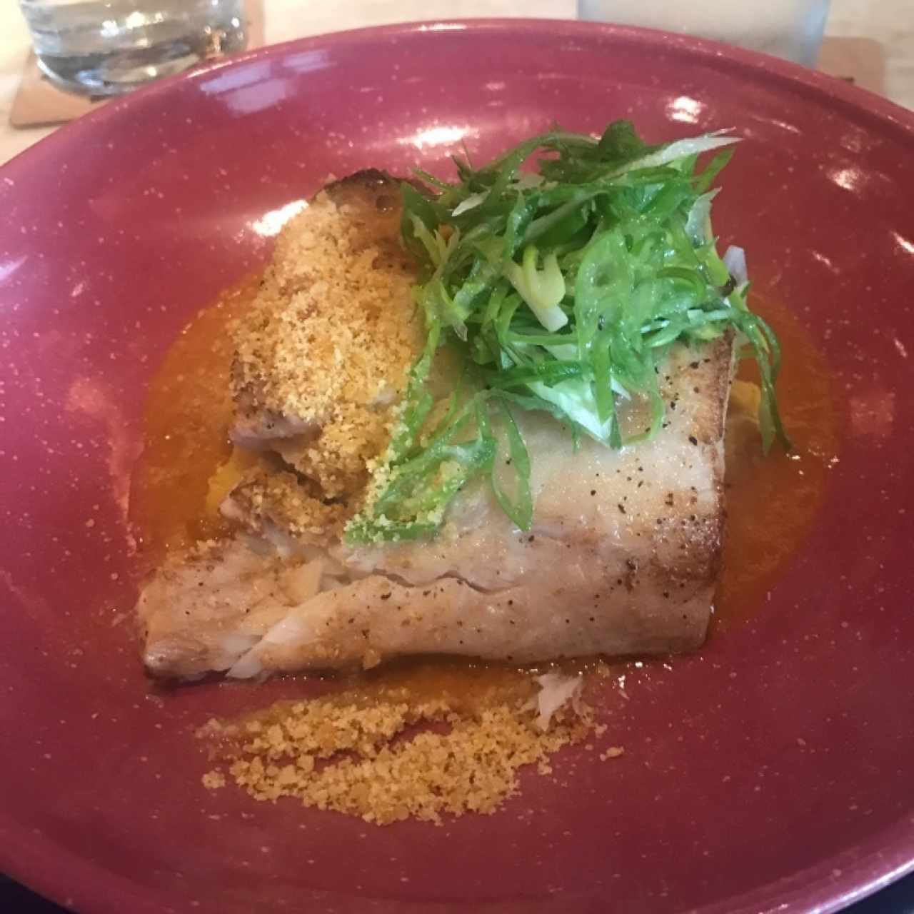 Filet de Curvina sobre una cama de puré de platano y finas hierbas