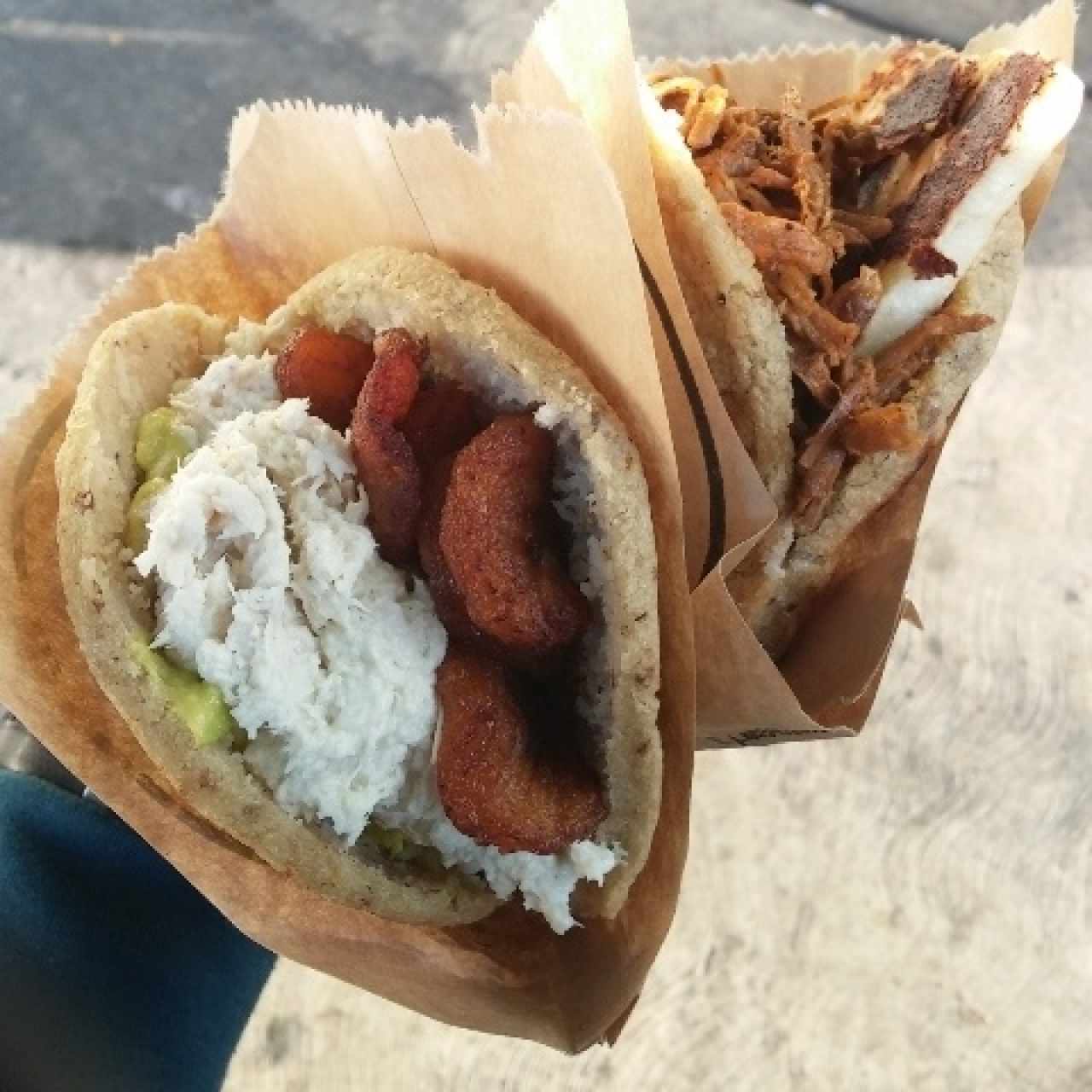 Pepiada con tajadas y pernil con queso asado