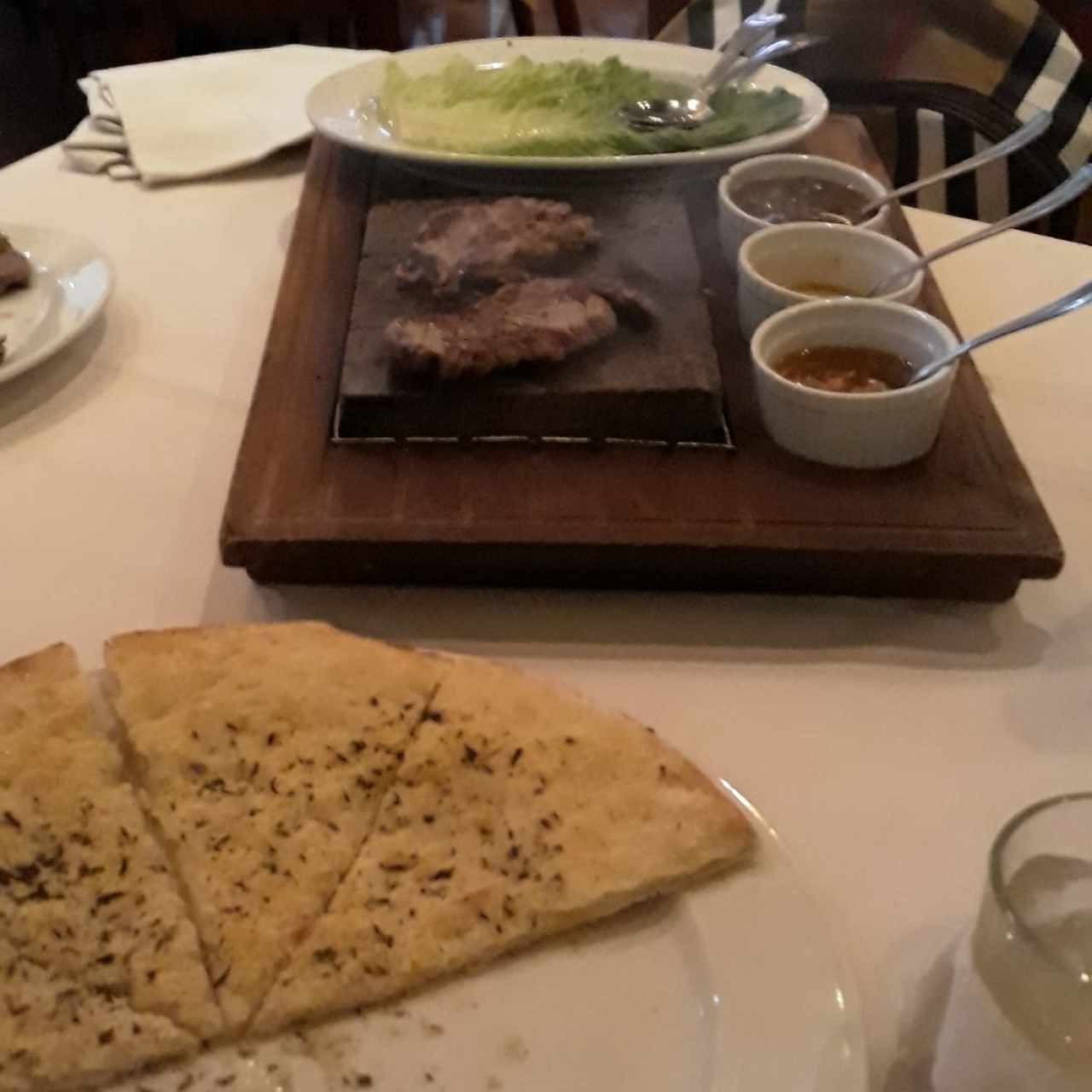 Carne a la piedra y focaccia