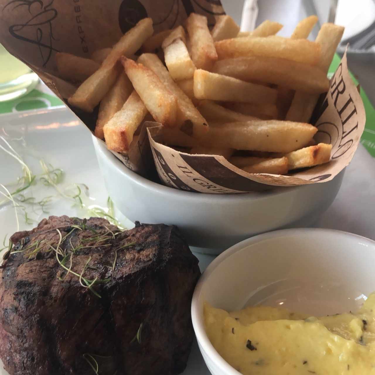 centro de lomiti con salsa bernesa y papas a la francesa