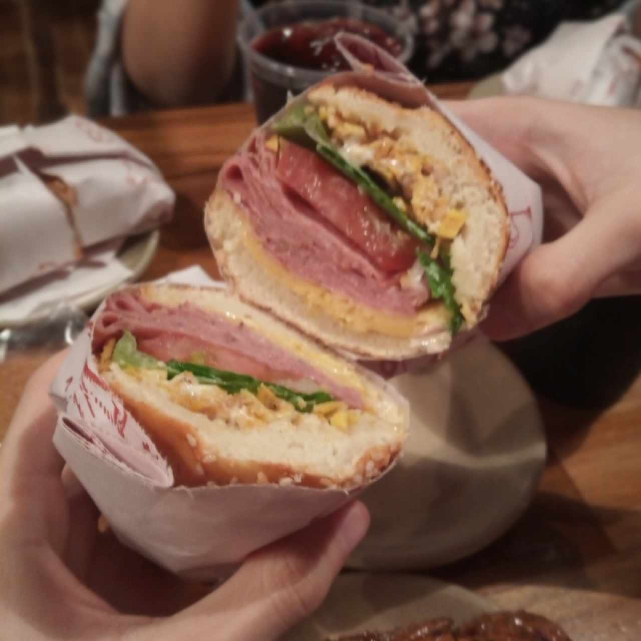 sandwiche con mano como referencia 