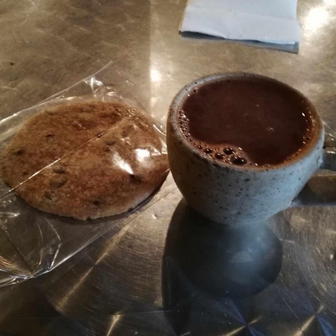 chocolate caliente y galleta