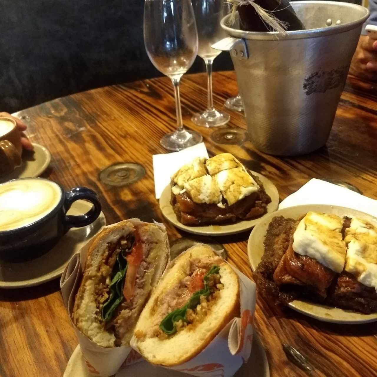 sandwich de costilla ahumada, golfrados con queso, café y boleta de vino de mora
