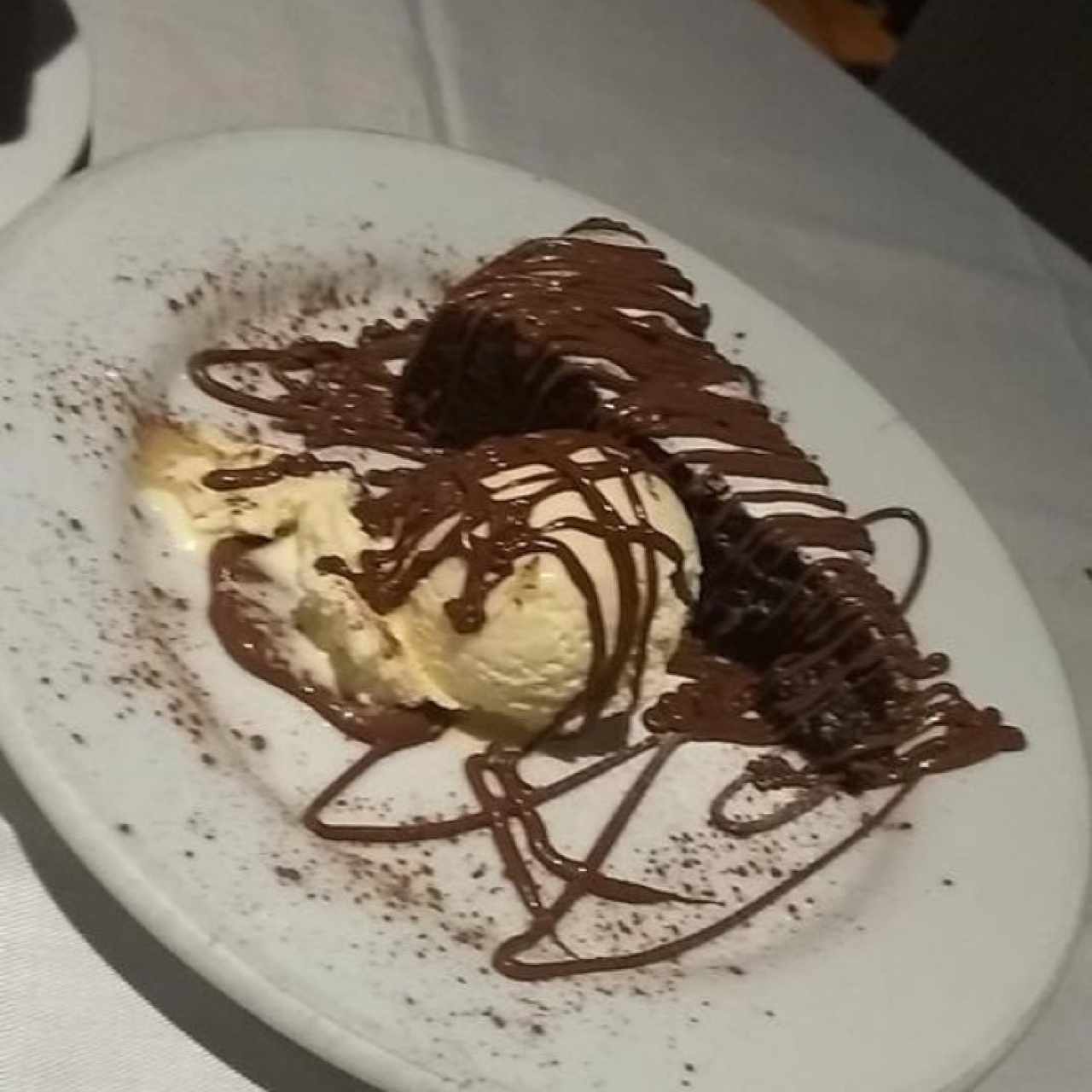 Postre: torta caliente de chocolate con porción de helado de mantecado