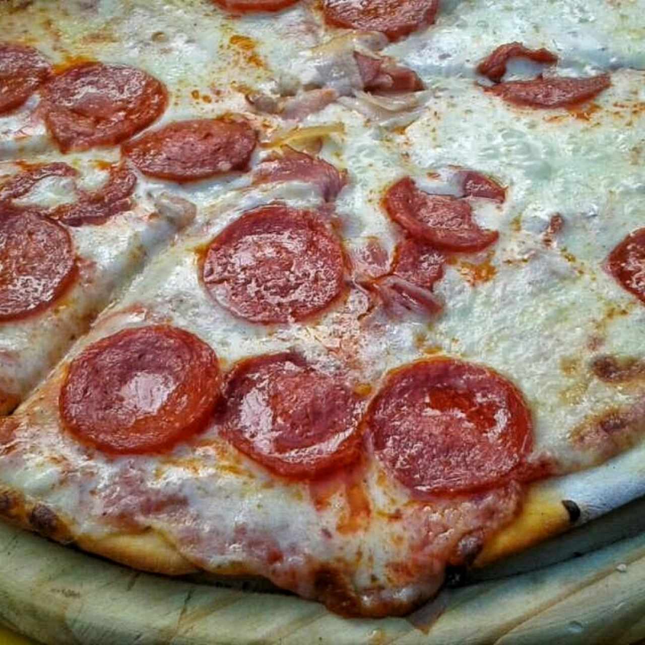 pizza margarita con peperoni