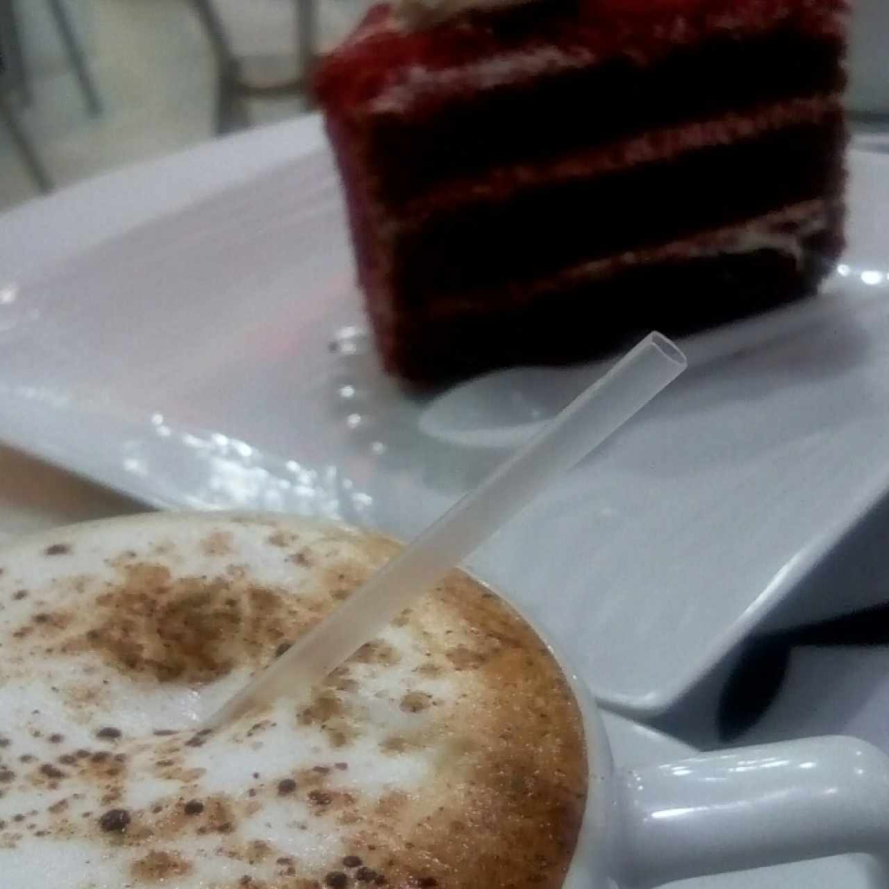 Torta red velvet y café 