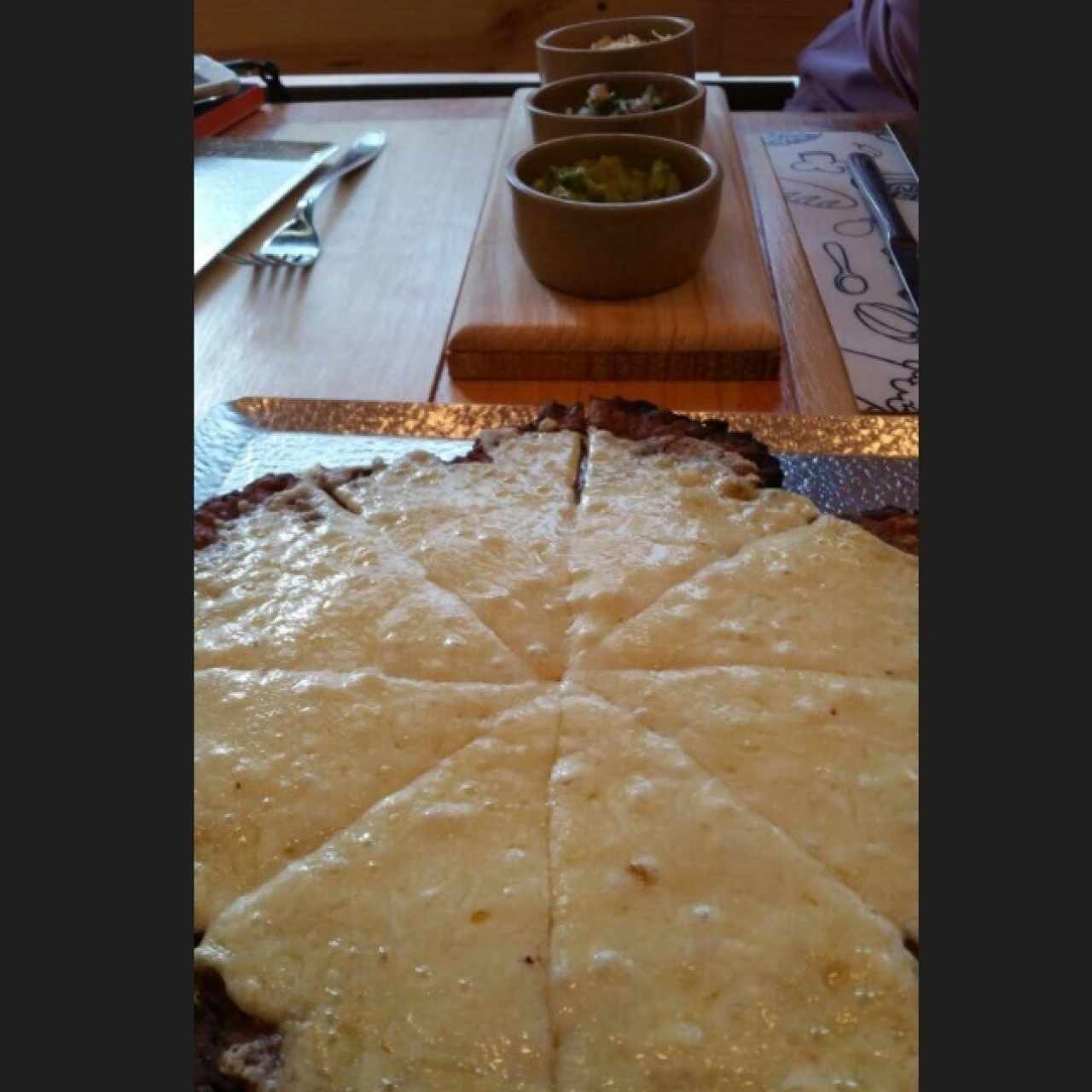 Pizza de Platano con guacamole, pico de gallo y queso rallado para untarlo con la pizza