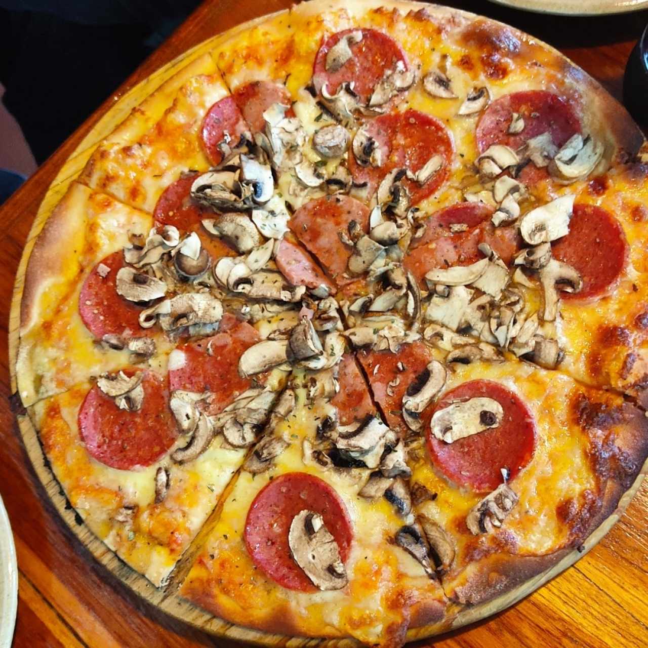 Pizza Peperoni con Champiñones 