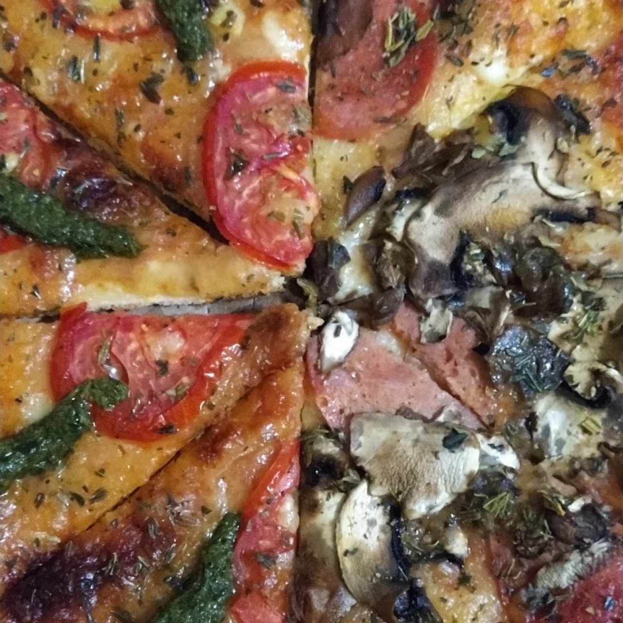 Pizza Capressa y Pepperoni Champiñones