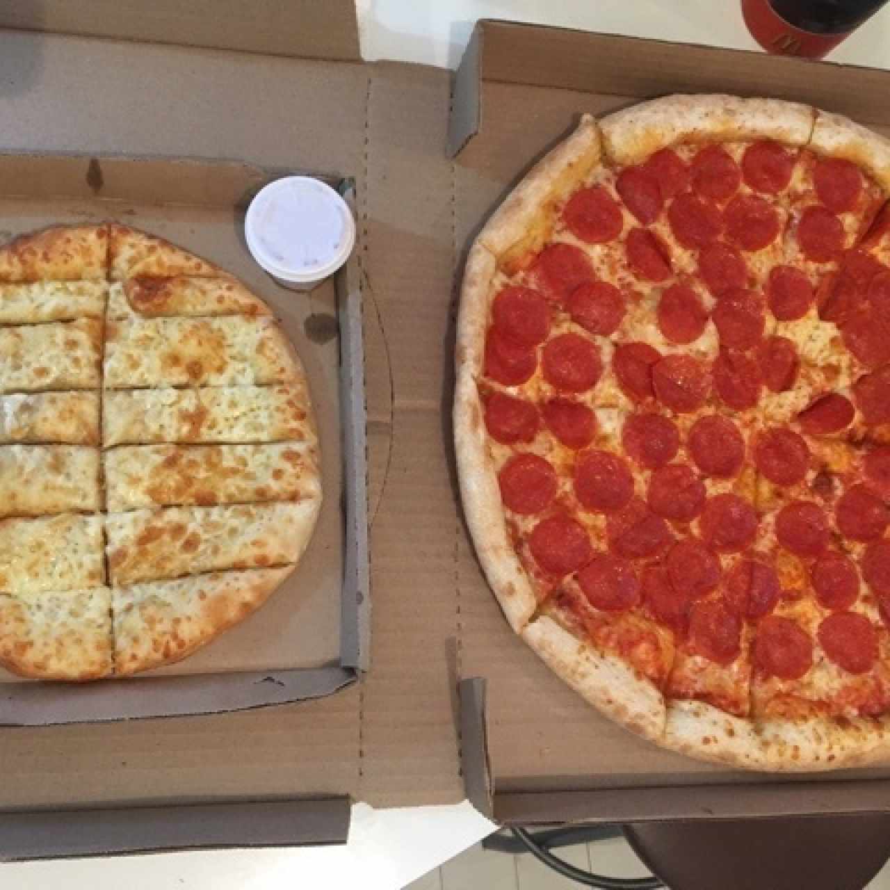 pizza familiar pepperoni y palitos de queso
